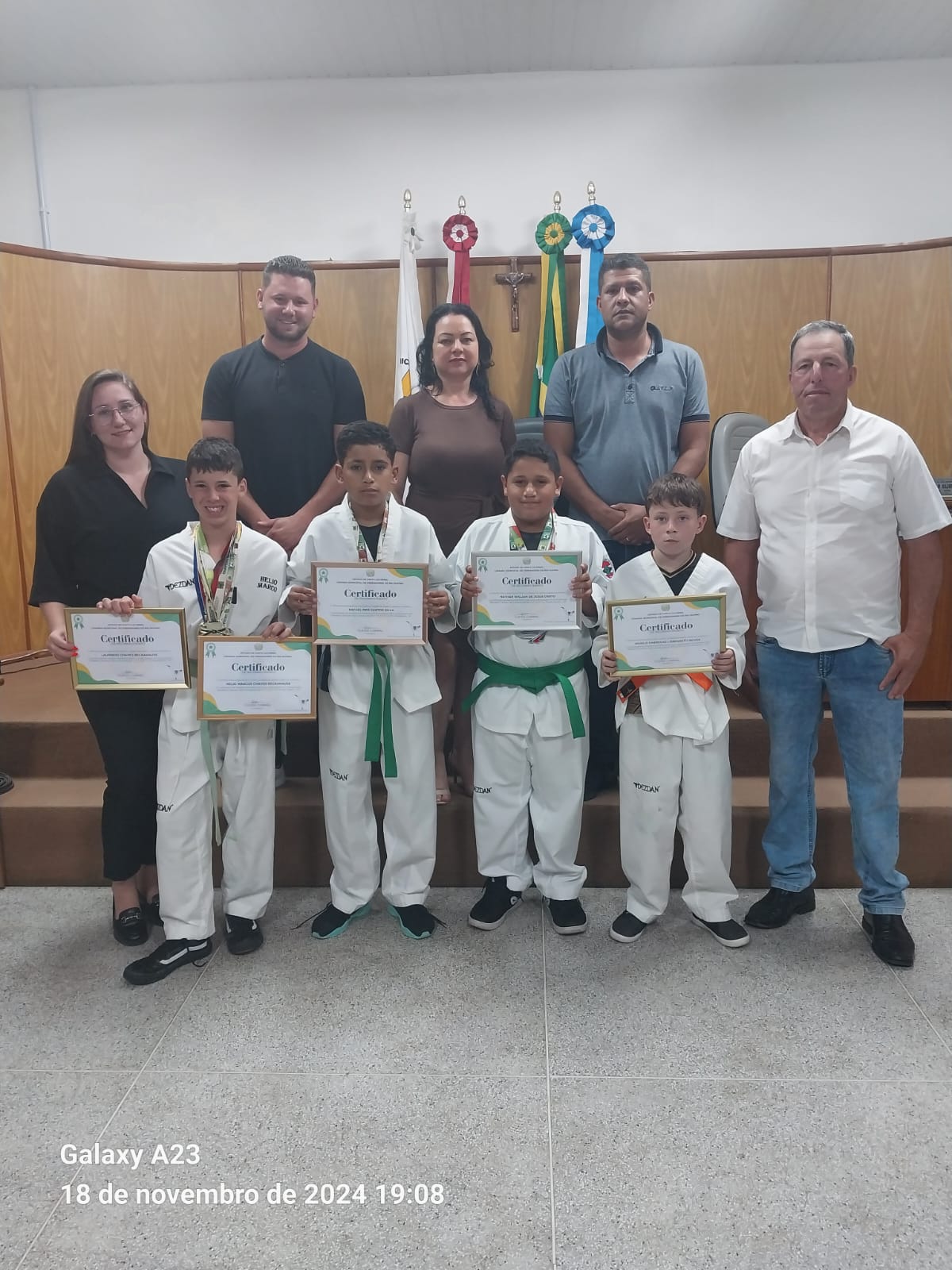 Câmara Municipal homenageia atletas do taekwondo